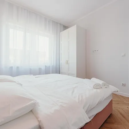 3 Bedrooms Premium Bella Rosa For 8 Guests With Ac And Underground Parking