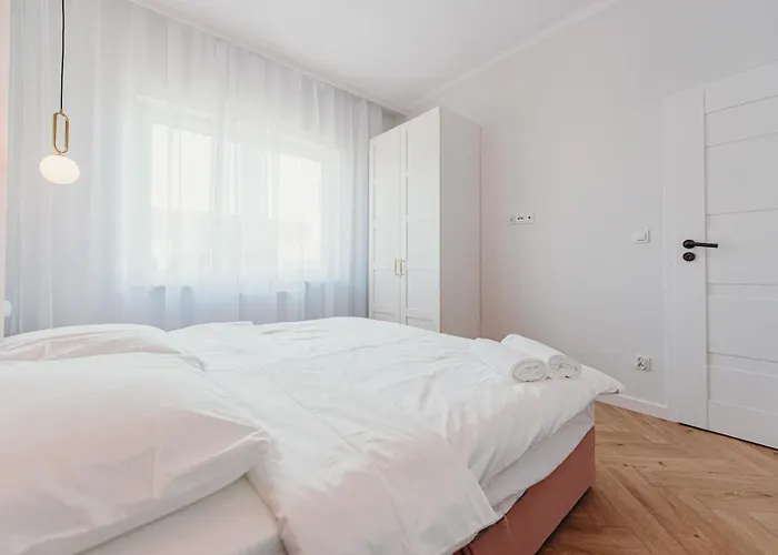 3 Bedrooms Premium Bella Rosa For 8 Guests With Ac And Underground Parking